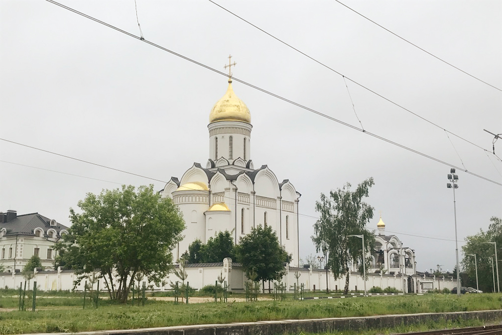 Церковь рядом со станцией электрички