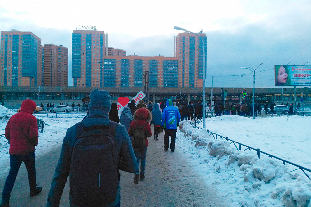 В Мурине много новостроек и много людей. С утра до вечера поток людей в метро и из метро практически не уменьшается. Фотографии я делал в марте