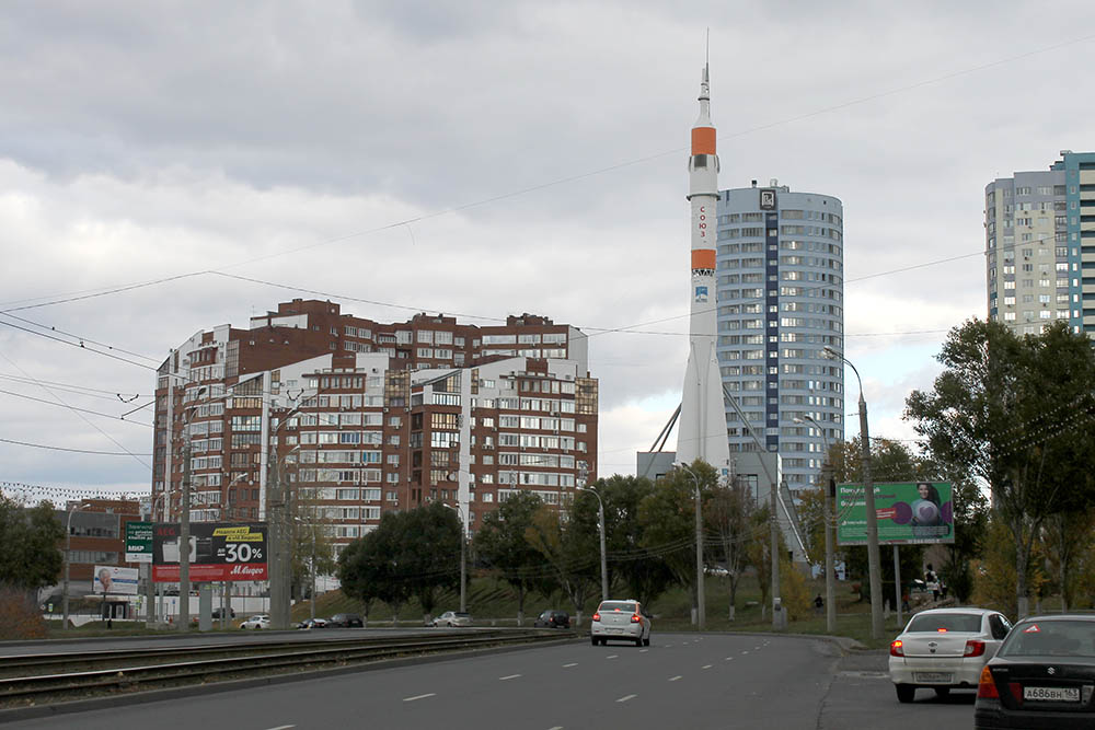 В Самаре выставлена ракета-носитель «Союз». В ее основании находится здание, где расположен музей «Самара космическая». Около ракеты — скульптура летающей тарелки, фигуры космонавта и инопланетян