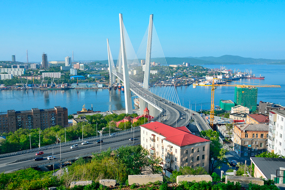 Вид на Золотой мост с сопки Орлиное гнездо. Фотография: Shutterstock / FOTODOM