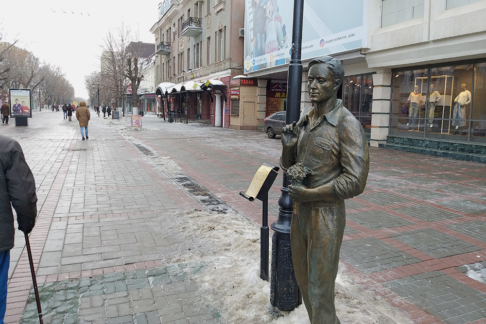 Памятник герою неофициального гимна Саратова — песни «Огней так много золотых»