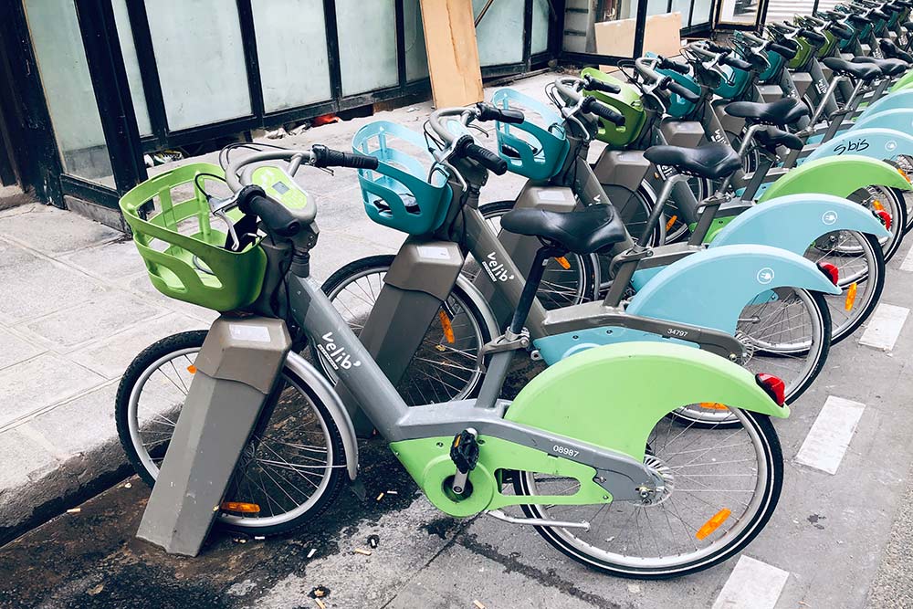 Велосипеды-ветераны от Velib. Они появились в Париже еще в конце 2000-х, поэтому условия их аренды не такие гибкие. Велики можно брать и оставлять только на специальных парковочных станциях, а оплачивать нужно картой через специальный автомат. Стоит это удовольствие 5 € (436 ₽) за 24 часа + 1 € (87 ₽) за первые 30 минут