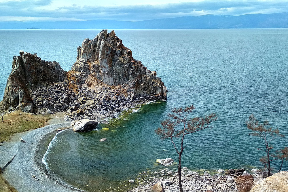 Мыс Бурхан, или скала Шаманка. Аренда лодки в 2018 году стоила 250 ₽ за полчаса. Мне хватило этого времени, чтобы наплаваться, но до скалы я так и не добрался. Советую плавать при волнах, это кайф