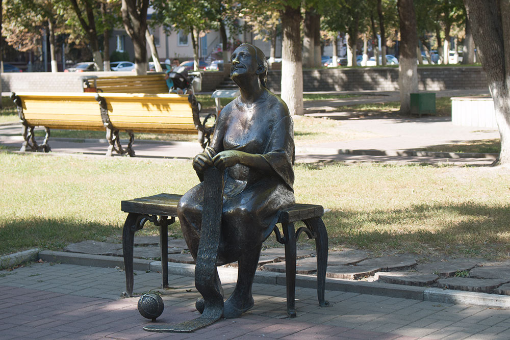 Бабушка вяжет гигантский носок