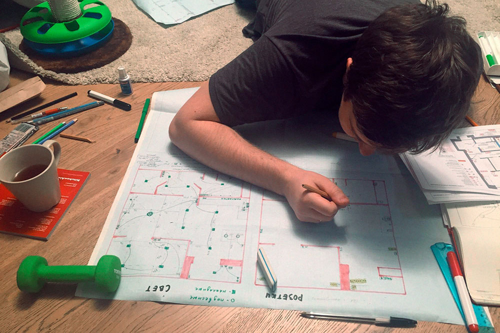 Муж рисует схему привязки розеток в три часа ночи