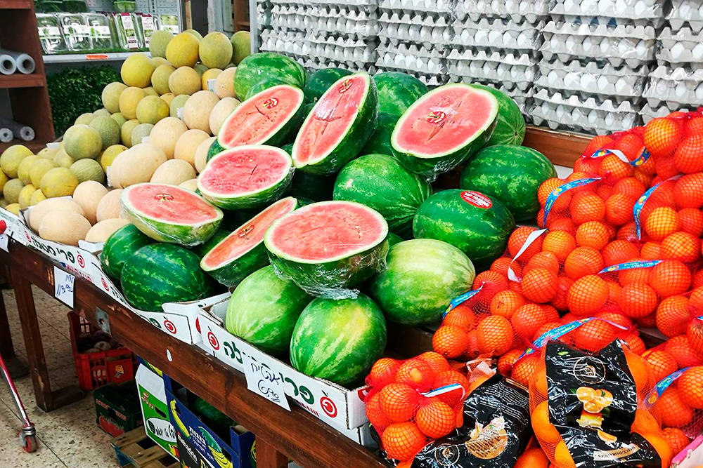 Арбузы и дыни по вкусу не отличаются от наших. Зато в Израиле я покупаю их уже весной