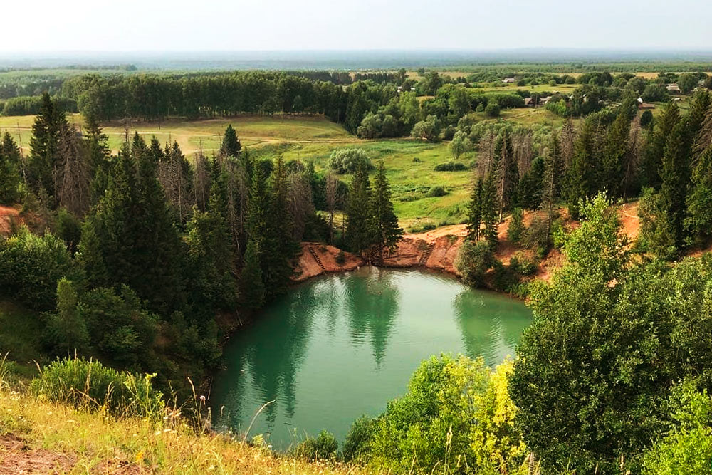 Морской Глаз в форме конуса напоминает перевернутый кратер вулкана. Глубина озера — чуть больше 30 метров, так что под водой можно спрятать 10-этажный дом