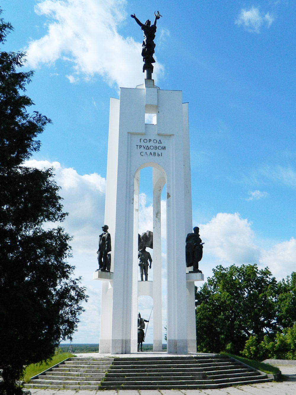 Памятник тысячелетию Брянска, расположенный на Покровской горе