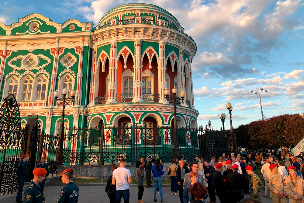 По легенде, богатый купец Николай Севастьянов хотел покрыть крышу своего особняка золотом, но городские власти не разрешили. Так можно было украшать только храмы. В наказание за дерзкое намерение купца приговорили ходить каждое утро до ближайшей церкви в чугунных калошах. В 2008 году особняк отдали под резиденцию президента России на саммите ШОС