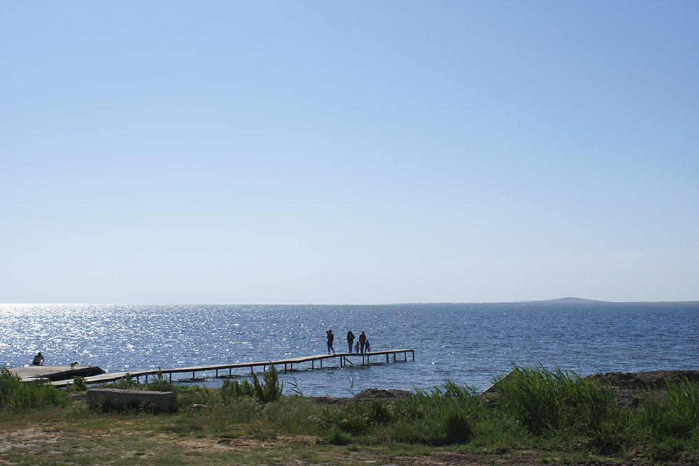 Семейное кафе находится рядом с морем. Дегустацию можно совместить с купанием