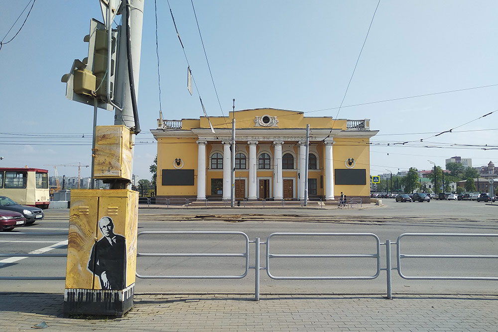 Концертный зал имени Прокофьева. Слева под светофором местные урбанисты нарисовали на электрощитке самого Прокофьева. Три года назад сиденья были старыми и неудобными. Билеты на местные мероприятия стоят 200 рублей