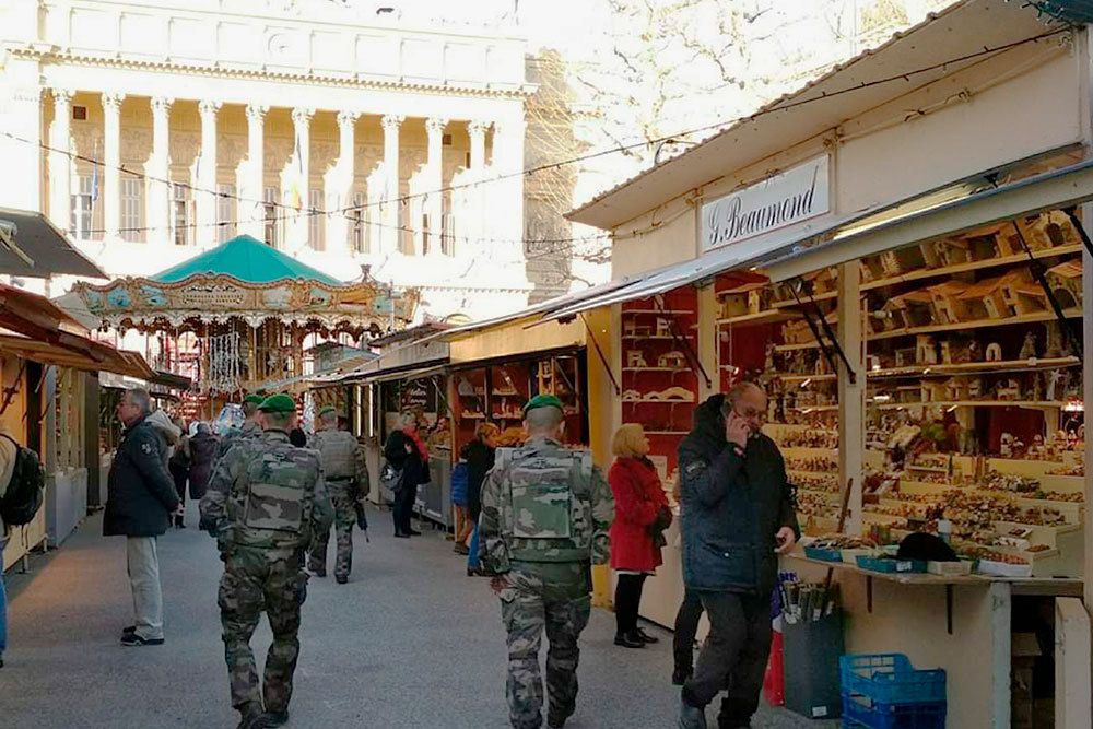 Это армейский патруль. Эти ребята не вызывают у нас ровным счетом никаких эмоций. Там, где они ходят, точно безопасно