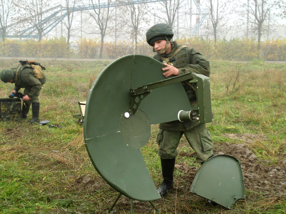 Занятие по тактико-специальной подготовке. Здесь военнослужащие в полевых условиях учатся отражать нападение противника, вести бой, маскировать свои позиции. На фото связист устанавливает антенну, чтобы командир мог отдавать приказы подчиненным. Фото: Союз десантников России