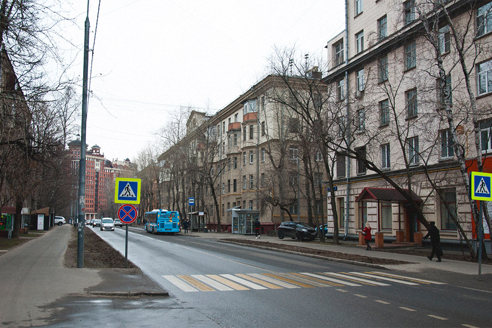 По дороге на работу я могу смотреть видео прямо на ходу. Поднимаю голову, только когда перехожу дорогу