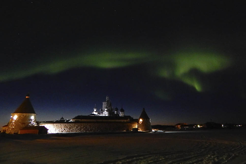 Северное сияние над поселком Соловецкий чаще всего бывает в марте. Фотография: Алексей Пудов