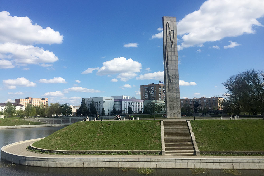 Историческое начало города — место, где располагался Орловский кремль. Здесь река Орлик сливается с Окой. На Стрелке в честь 400-летия Орла открыли архитектурно-скульптурный комплекс с 27-метровой гранитной стелой. Есть легенда, что при возведении стелы в фундамент спрятали капсулу с письмом к потомкам. Прочитать его должны в 2066 году — когда городу исполнится 500 лет