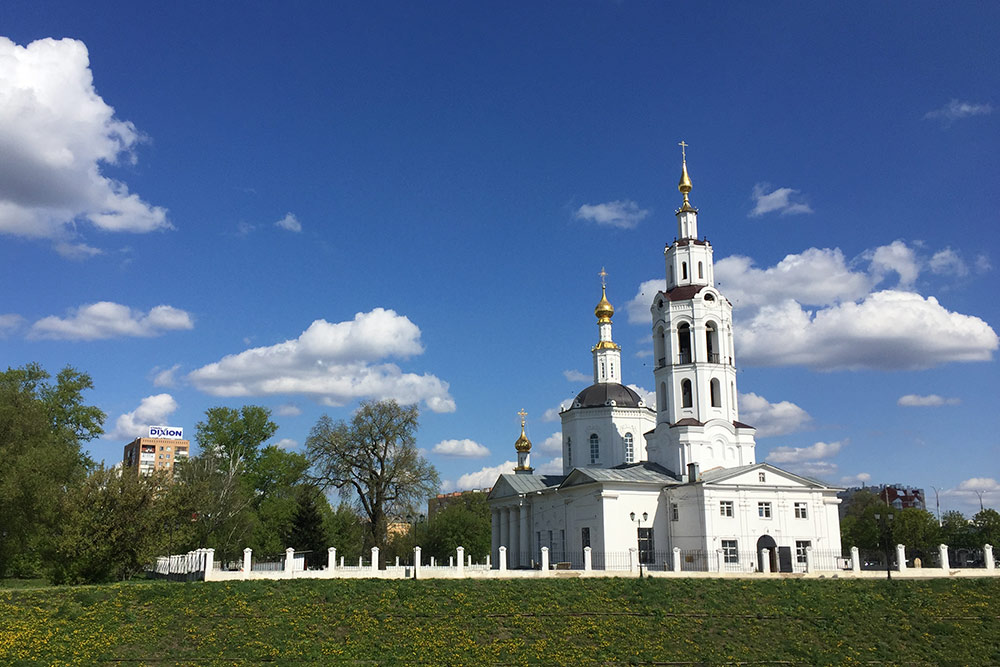 Если спуститься со стелы на набережную и повернуть в сторону Красного моста, можно дойти до Богоявленского собора — старейшего каменного здания Орла. Храм построили в 17 веке