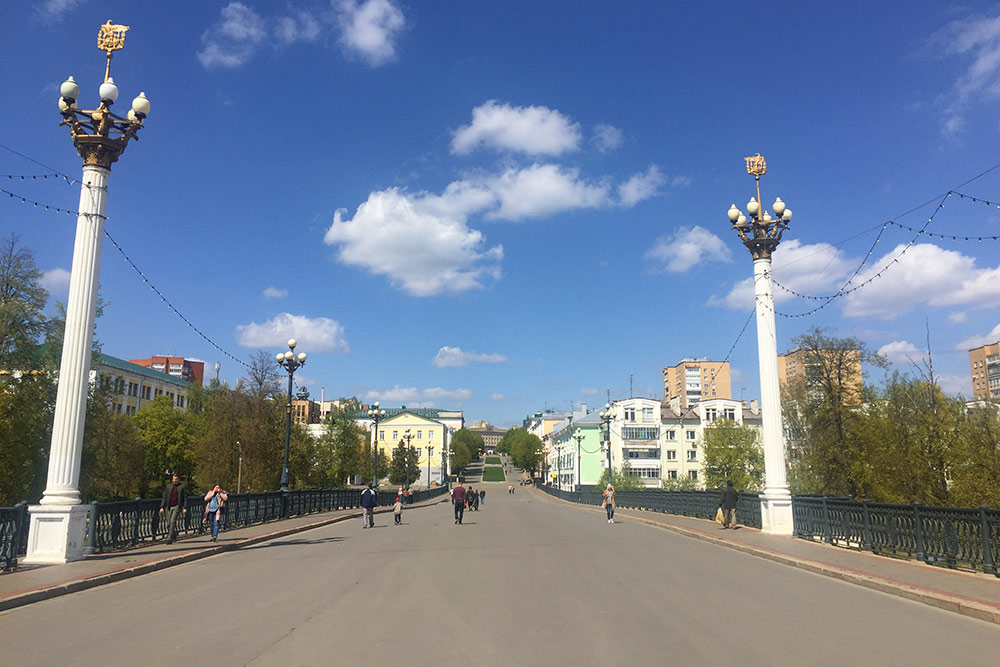 Всех туристов ведут на Ленинскую — так в городе называют центральную пешеходную улицу Ленина протяженностью 660 метров. В праздники это самое оживленное место в городе. Здесь устраивают ярмарки, выступают уличные музыканты, художники выставляют картины на продажу. Когда-то здесь ходили трамваи и ездили автомобили. Движение транспорта запретили в 1970-е — трамвайные пути разобрали