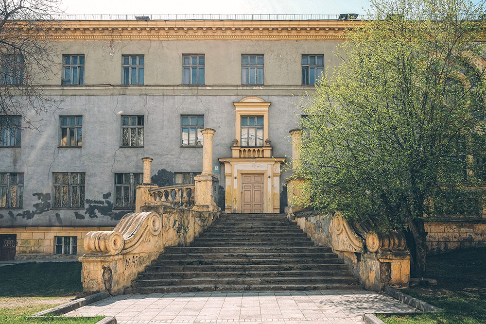 Непарадный фасад ДК имени Горького. Здесь любят устраивать фотосессии готичные дамы и влюбленные парочки