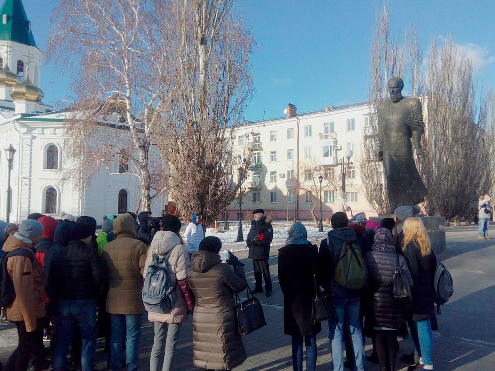 Памятник Федору Михайловичу Достоевскому. Местные власти очень гордятся тем, что он здесь сидел, и всё называют его именем. Например, я окончил университет имени Достоевского