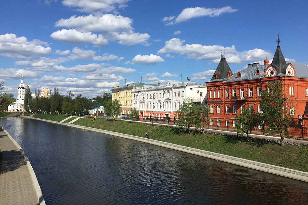 Красное здание на берегу Орлика — первый акционерный банк Российской империи. В конце 19 века Орловский коммерческий банк перестроили в русском стиле, правда при реконструкции в 1958 году были утрачены некоторые архитектурные детали. Сегодня здесь размещается Главное областное управление Центрального банка России