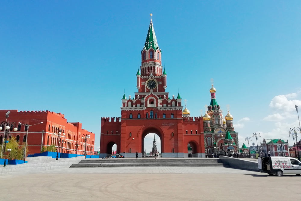 Благовещенская башня во многом походит на Спасскую в Москве. Летом под арку выносят фортепиано, на котором может сыграть любой желающий