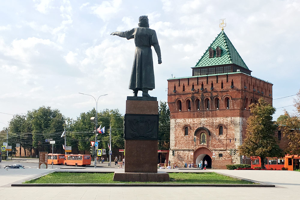 Дмитровская башня Нижегородского кремля — один из символов города. Памятник Козьме Минину, он показывает ополчению дорогу на Москву