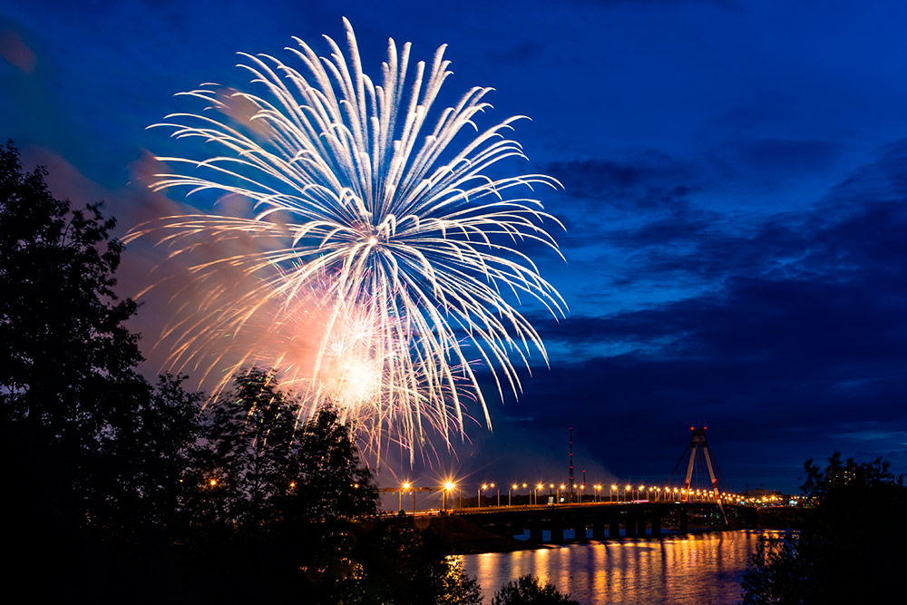 И салютом в акватории Шексны. Фото: Sergey Glebov / Shutterstock