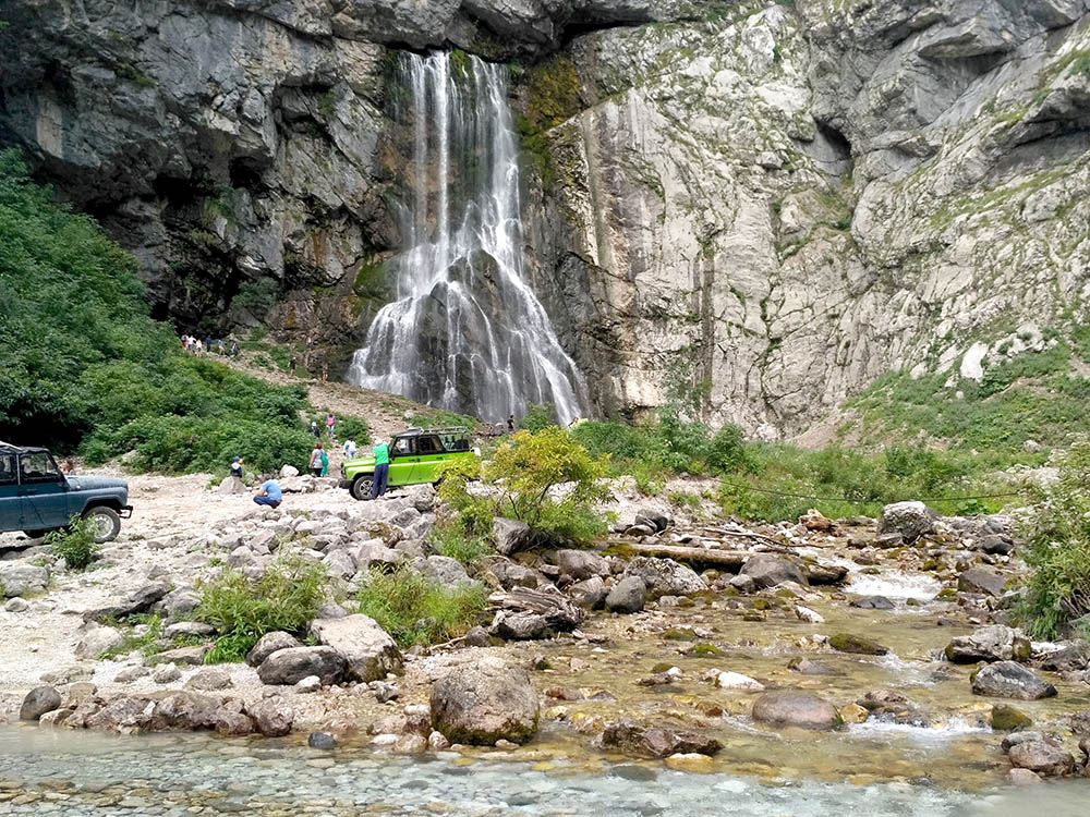 Гегский водопад высотой 52 метра можно увидеть на экскурсии в горах