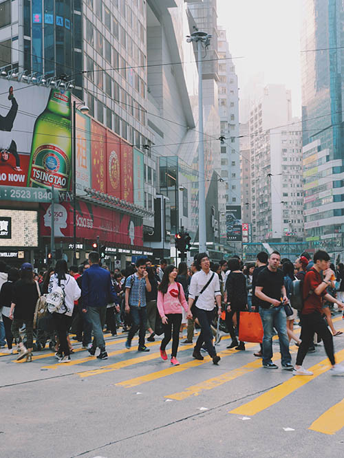 Воскресный день в районе Causeway bay, где много разных магазинов. Крупные торговые центры здесь есть почти на каждой станции метро, и покупателей полно