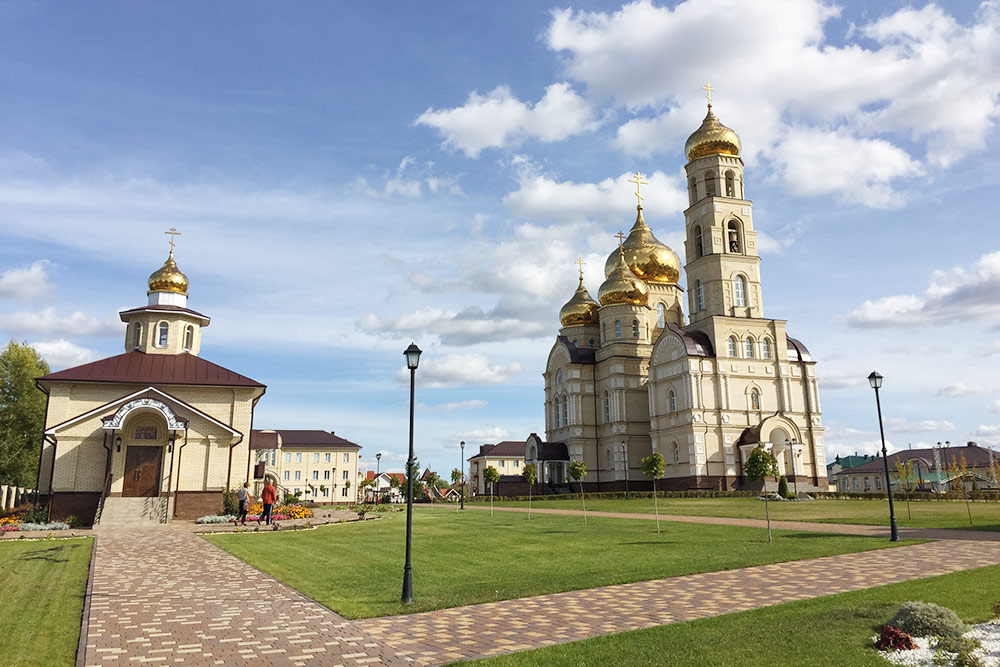 В 2017 году под Орлом, в поселке Вятский Посад, открыли духовно-православный центр. Мои знакомые любят приезжать сюда с детьми — здесь часто проводят праздники, бесплатные мастер-классы, викторины, есть современная игровая площадка