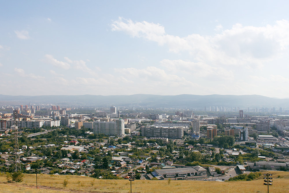 В каждом районе города еще сохранились частные деревянные дома, но в основном все здания — высотные. За последние десять лет появилось много новых зданий выше десяти этажей