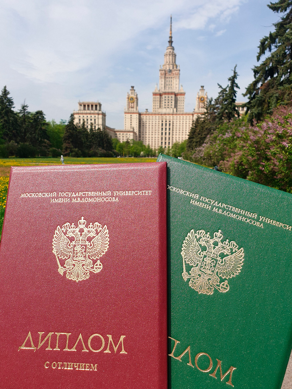 По диплому выпускников МГУ пускают во все здания. В Аптекарский огород тоже вход бесплатный