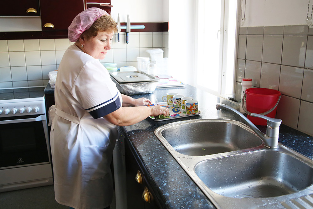 Цех доготовки напоминает обыкновенную домашнюю кухню, но обычно здесь не готовят, а только разогревают и сервируют еду