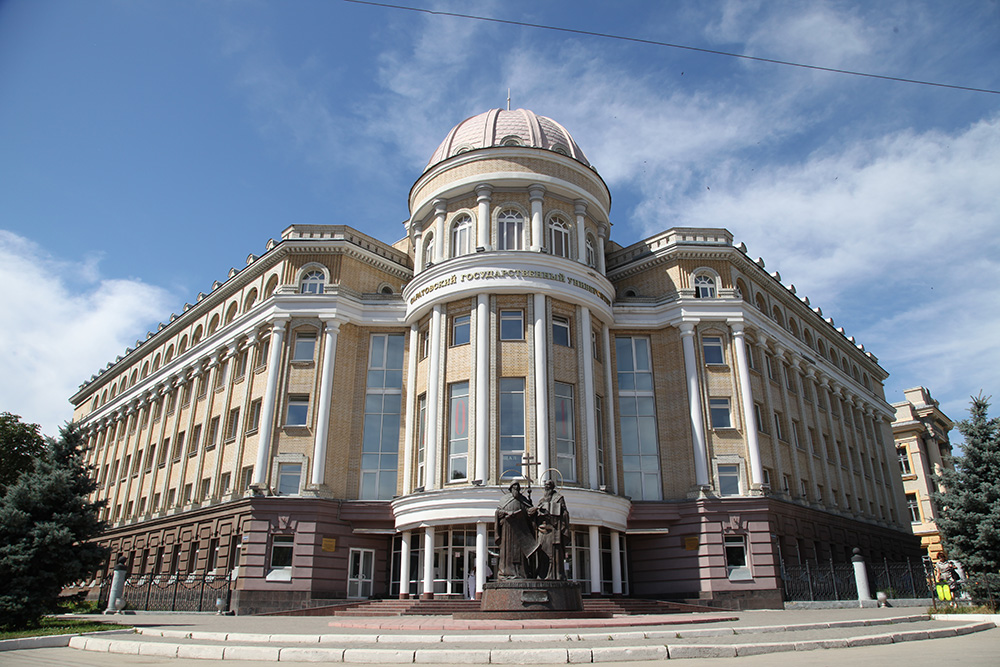 А в этом корпусе СГУ проходит большинство мероприятий — посвящения в студенты, научные конференции, фестивали «Студенческая весна»