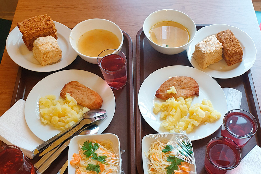 Пообедали в студенческой столовой. Еда очень вкусная, вспоминаешь студенческие времена. Кстати, этот кусок торта «Наполеон» стоит всего 25 рублей