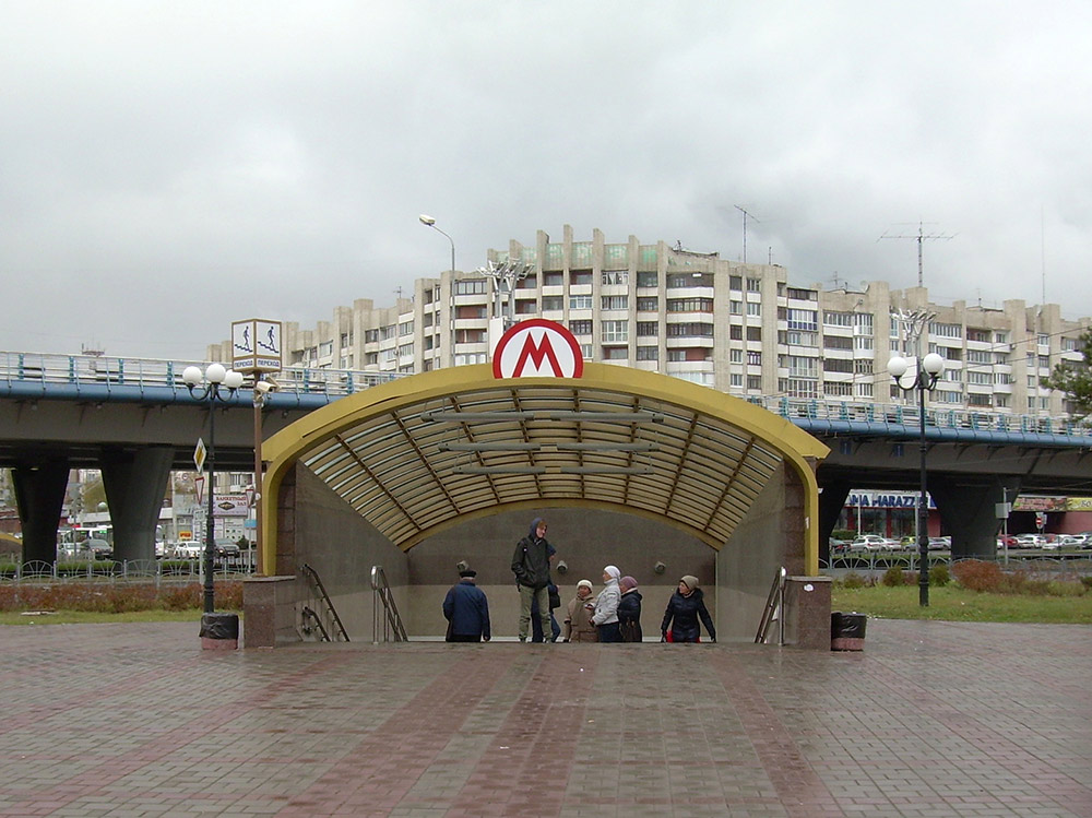 Это единственная в городе станция метро. На заднем плане метромост. Метро по нему уже не пойдет