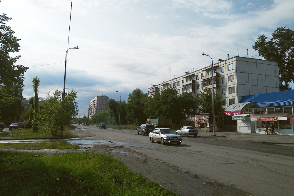 Это дома в Ленинском — самом старом районе Челябинска. В такой же панельной пятиэтажке я жил 10 лет, пока не переехал. Сейчас квадратный метр в таком доме стоит около 35 тысяч рублей