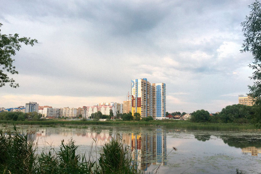 Новостройки в микрорайоне Университетской набережной. Застраивается не городская окраина, а частный сектор