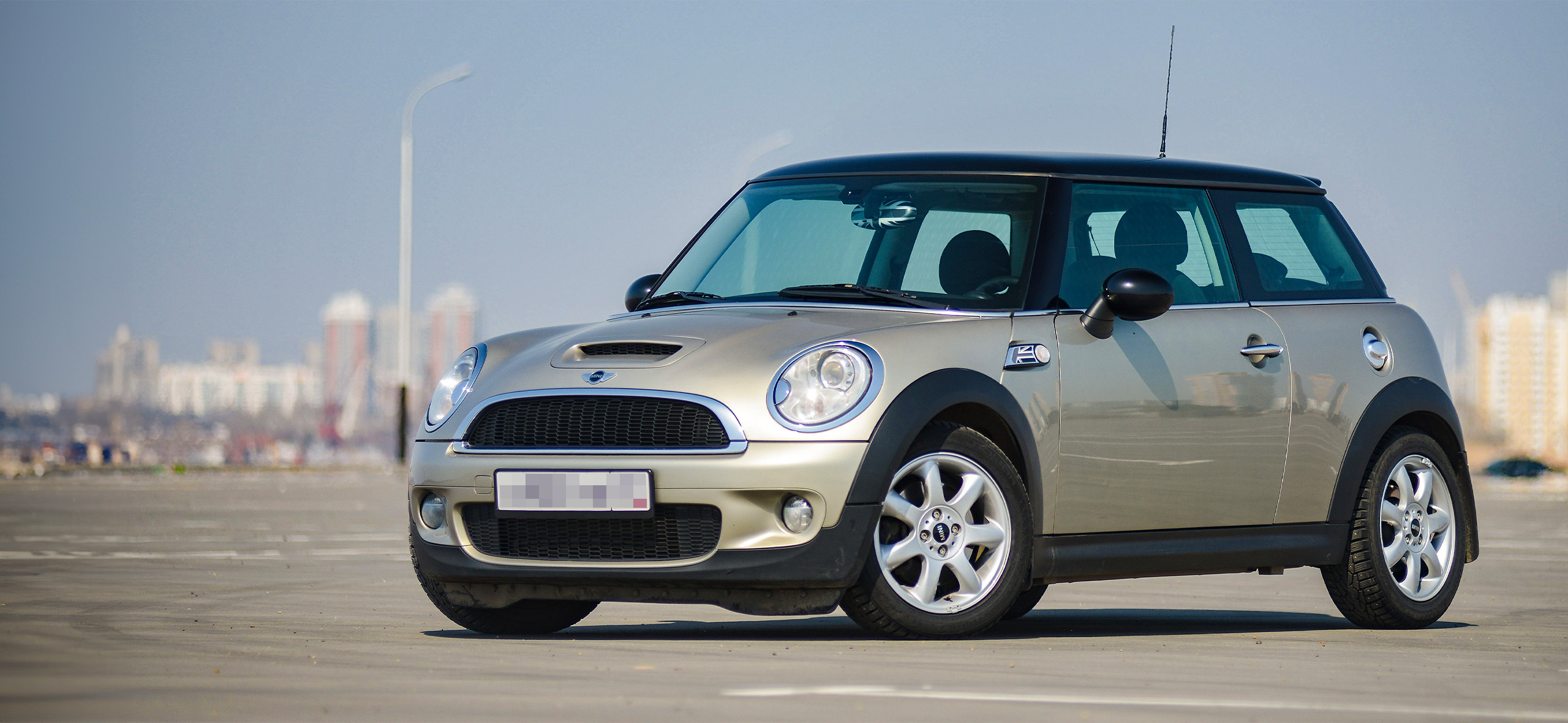 Культовый хэтчбэк MINI Cooper в кузове R56: обзор, плюсы и мину­сы