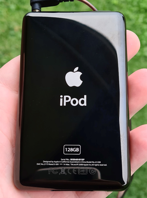 iPod Classic в кастомном черно-красном корпусе