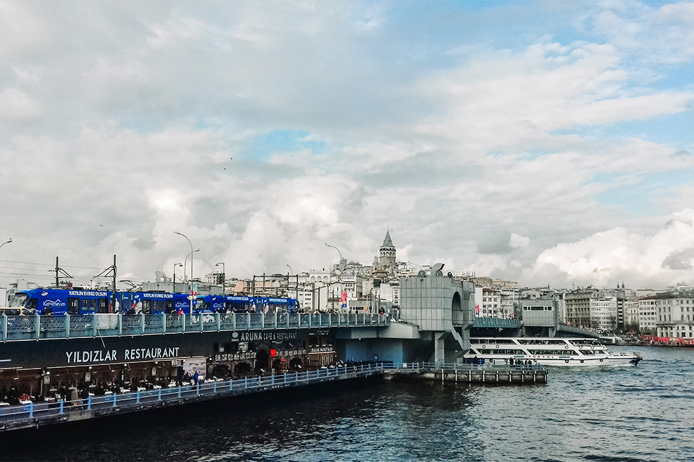 Пересечь Галатский мост пешком можно по верхнему и нижнему ярусам. На противоположной стороне видна Галатская башня