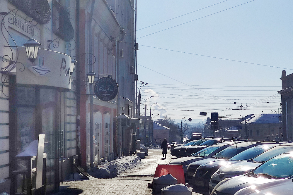 Парковки в центре бесплатные и, как правило, забиты машинами. Хорошо, что мы с вами пешком