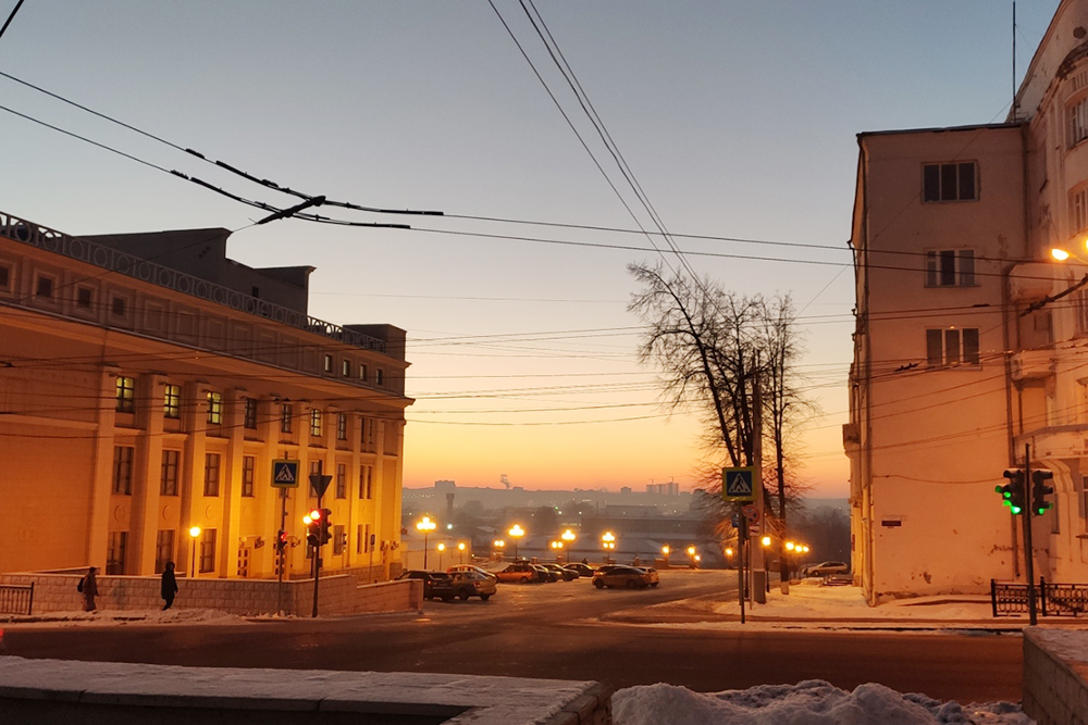 С перекрестка видно Ижевский пруд