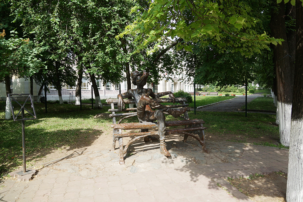 Памятник крокодилу — вполне себе фотозона. Можно сфотографироваться рядом