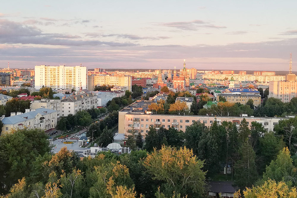 Мы пришли в парк вечером и не прогадали: заходящее солнце красиво подсветило панораму города и купола храмов