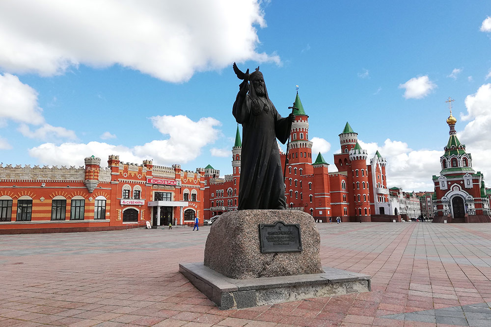 В правой руке Алексий II держит голубя. Памятник обращен в сторону собора Благовещения на другой стороне реки. Раньше в этот праздник патриарх действительно выпускал в небо белых голубей