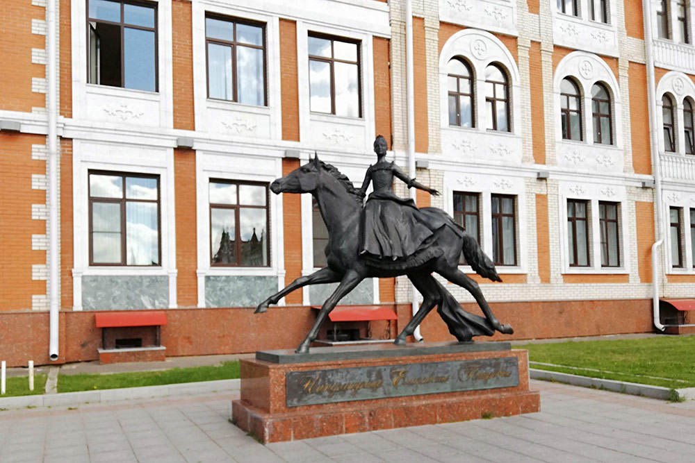 На Патриаршей площади много памятников. Этот изображает императрицу Елизавету Петровну. Дочь Петра I много сделала для развития образования в этих землях, и памятник ей установили перед школой-интернатом для одаренных детей