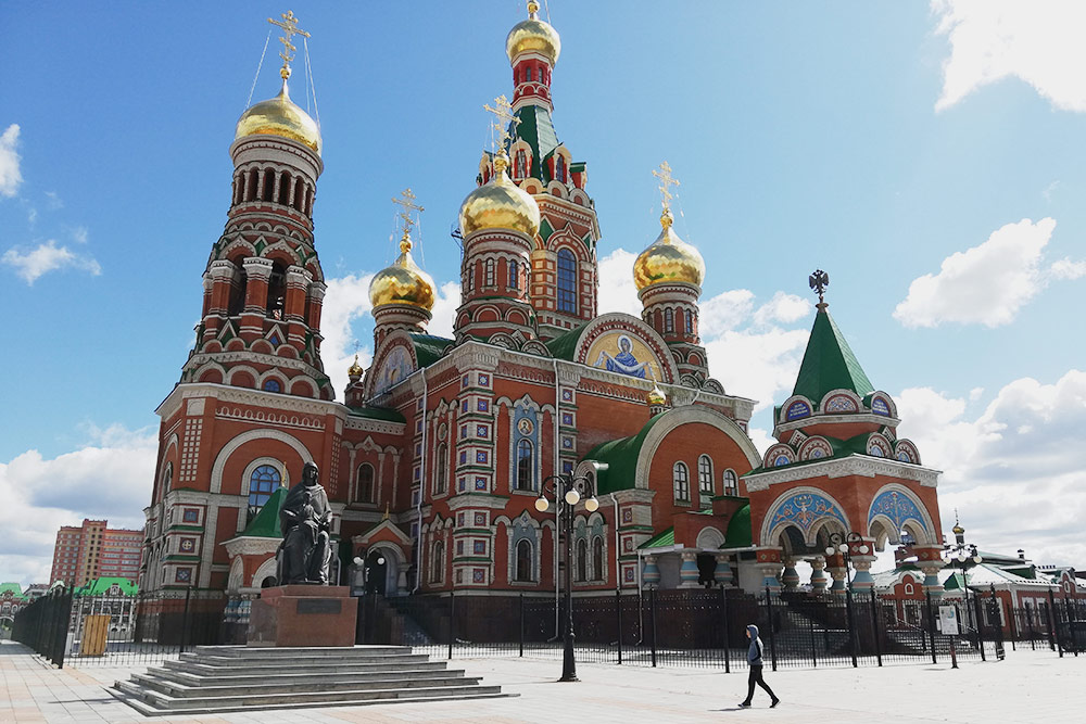 Рядом с Благовещенским собором установлен памятник Пресвятой Богородице. Собор действующий, можно войти внутрь