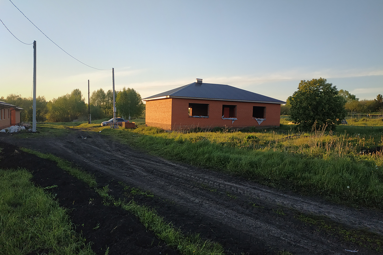 Вид дома снаружи на момент остановки строительства